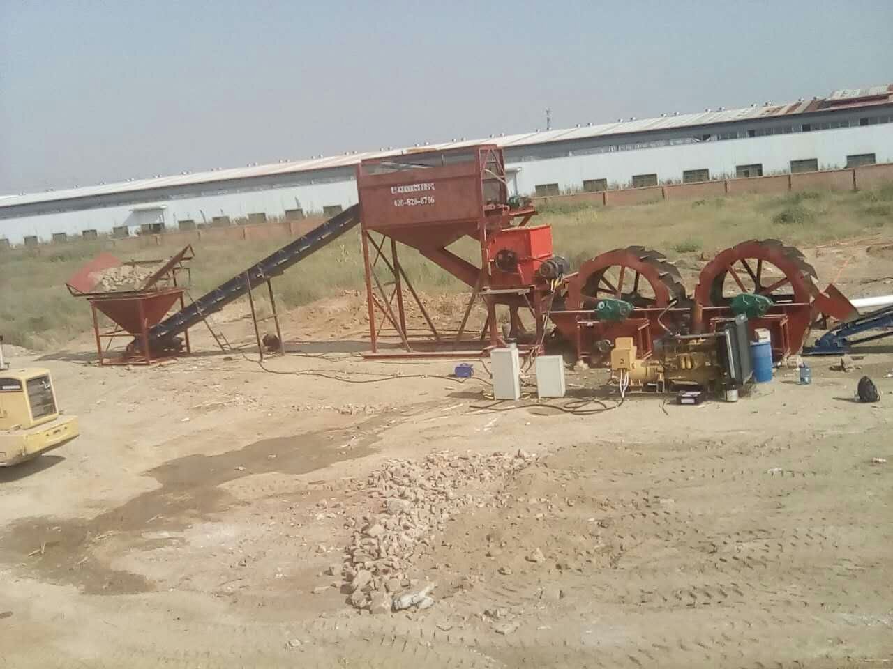 破碎水洗設備現(xiàn)場.jpg